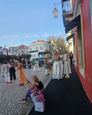 Mariana Monteiro Instagram - Final de Tarde para celebrar moda e amizades.
Um brinde à @categouveia que lançou a segunda colecção da sua marca @pura_slowliving e um brinde à @mafaldamotalves  que fez anos na sexta e é uma stylist de mão cheia.
No fundo uma tarde e um jantar com amigas que são colo e fonte de inspiração.

Quero Bis✔️

A amizade não é das melhores coisas da vida?

P.s falta uma foto nossa cate