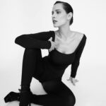 Mariana Monteiro Instagram - "Baile" Tenho uma admiração gigante por quem faz da dança a sua vida. Costumo dizer que na próxima encarnação quero ser bailarina, porque é difícil competir com a beleza de um corpo flexível, livre nos seus movimentos, capaz de ocupar o espaço sem medo, com a leveza e a força que só uma bailarina ou bailarino conseguem produzir em simultâneo. Viva à Dança. Eu não sou bailarina, mas gosto de seguir a filosofia do último pensamento do meu livro, " Pensamentos de uma mente inquieta": Baile Escuta a música que te permite ser livre para que a vida seja um baile mais justo, ao invés de sermos nós a levar um baile da vida. #dancebabydance #freedom #findyourbalance Team ✔️ @studiocarlosteixeira @mulhmann @mafaldamotalves @elodiefiuza