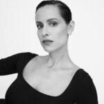 Mariana Monteiro Instagram - "Baile" Tenho uma admiração gigante por quem faz da dança a sua vida. Costumo dizer que na próxima encarnação quero ser bailarina, porque é difícil competir com a beleza de um corpo flexível, livre nos seus movimentos, capaz de ocupar o espaço sem medo, com a leveza e a força que só uma bailarina ou bailarino conseguem produzir em simultâneo. Viva à Dança. Eu não sou bailarina, mas gosto de seguir a filosofia do último pensamento do meu livro, " Pensamentos de uma mente inquieta": Baile Escuta a música que te permite ser livre para que a vida seja um baile mais justo, ao invés de sermos nós a levar um baile da vida. #dancebabydance #freedom #findyourbalance Team ✔️ @studiocarlosteixeira @mulhmann @mafaldamotalves @elodiefiuza