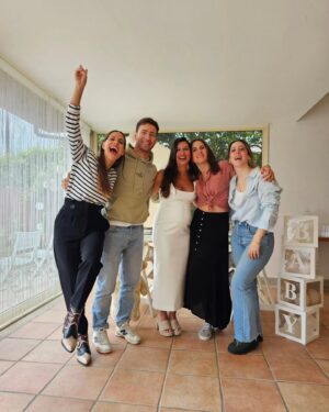 Mariana Monteiro Instagram - A vida é uma correria, mas nesse corre corre, há que escolher bem com quem partilhamos cada segundo.
Vim ao Porto em modo express---> o que me dá sempre a sensação de saborear tudo pela metade.
Porque queria sempre poder ter estado com mais gente e porque gostava de aproveitar e viver mais a cidade que me viu nascer.
Ainda assim, cada vez mais, tento que no meio da loucura da minha agenda, haja espaço para os Meus!
Viva à amizade!!! E Biba ó Porto!!!
 Por estadias mais longas nesta cidade!!