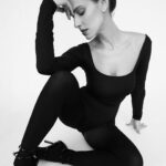 Mariana Monteiro Instagram - "Baile" Tenho uma admiração gigante por quem faz da dança a sua vida. Costumo dizer que na próxima encarnação quero ser bailarina, porque é difícil competir com a beleza de um corpo flexível, livre nos seus movimentos, capaz de ocupar o espaço sem medo, com a leveza e a força que só uma bailarina ou bailarino conseguem produzir em simultâneo. Viva à Dança. Eu não sou bailarina, mas gosto de seguir a filosofia do último pensamento do meu livro, " Pensamentos de uma mente inquieta": Baile Escuta a música que te permite ser livre para que a vida seja um baile mais justo, ao invés de sermos nós a levar um baile da vida. #dancebabydance #freedom #findyourbalance Team ✔️ @studiocarlosteixeira @mulhmann @mafaldamotalves @elodiefiuza