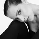 Mariana Monteiro Instagram - "Baile" Tenho uma admiração gigante por quem faz da dança a sua vida. Costumo dizer que na próxima encarnação quero ser bailarina, porque é difícil competir com a beleza de um corpo flexível, livre nos seus movimentos, capaz de ocupar o espaço sem medo, com a leveza e a força que só uma bailarina ou bailarino conseguem produzir em simultâneo. Viva à Dança. Eu não sou bailarina, mas gosto de seguir a filosofia do último pensamento do meu livro, " Pensamentos de uma mente inquieta": Baile Escuta a música que te permite ser livre para que a vida seja um baile mais justo, ao invés de sermos nós a levar um baile da vida. #dancebabydance #freedom #findyourbalance Team ✔️ @studiocarlosteixeira @mulhmann @mafaldamotalves @elodiefiuza