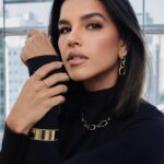 Mariana Rios Instagram - Acho incrível o poder dos acessórios e, por isso, sempre aposto nos acessórios da @moranaoficial ✨Eles transformam o pretinho básico naquele visual cheio de estilo. Conta pra mim, você também usa desse truque de styling pra elevar a sua produção?