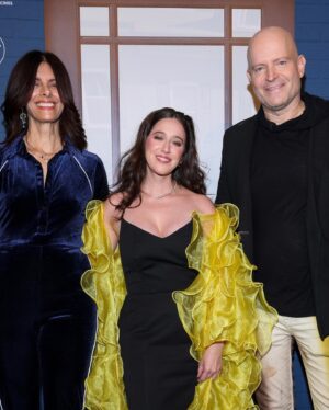 Mariana Treviño Instagram - 💛 Premier en Mexico de @amancalledotto :) gracias Sony por la gran noche, alegre y emotiva! 👏🏻💝 gracias a Marc y a Renee por venir a nuestro amado país a convivir con amigos y celebrar desde aquí nuestra hermosa pelicula 💞gracias a toda la prensa por su interés y cariño siempre 😘🙏✨
En cines el 25 de Diciembre ☃️💕
#unvecinogruñón ✨
@sony ✨
@sonypicturesmx ✨
@amancalledotto ✨

PR: @makeitprensa ✨
Fotografía: @eduardoraos✨
Estilismo: @rodrigoaalcantara✨
Look: @raquelorozcog✨
Joyeria: @bvlgari & @swarovski ✨
Maquillaje/peinado: @leonelmakeup @hottoolslatam @mxoriflame✨