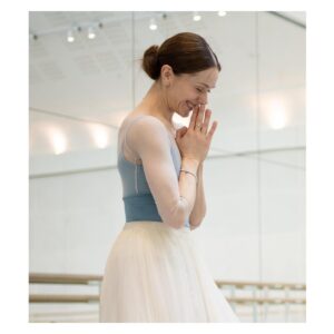 Marianela Núñez Instagram - When you are having the most magical time working on one of the most special roles with a beautiful partenaire and your wonderful coach of many years ✨😌🙏🏻
Thank you @dancersdiary for capturing these moments x
