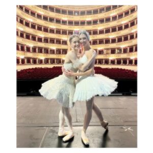 Marianela Núñez Instagram - Amiga ✨😌🤍 @mariacelestelosa 
Que teatro maravilloso @teatroallascala 😍