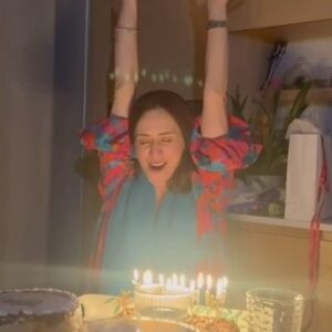 Marianela Núñez Instagram - 🥳🎉🎂 
@dani.hernandez83 @saraleonorstudio y @aja.andro me estoy riendo sola con sus comentarios 🤣🤣🤣 “la cuarta copa” 🤣🤣🤣 y “deseos muy prolijos”