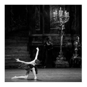 Marianela Núñez Instagram - And until next time to you too dear Odile 🖤🙏🏻🦢 
Photo @dancersdiary