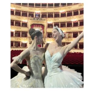 Marianela Núñez Instagram - Amiga ✨😌🤍 @mariacelestelosa 
Que teatro maravilloso @teatroallascala 😍