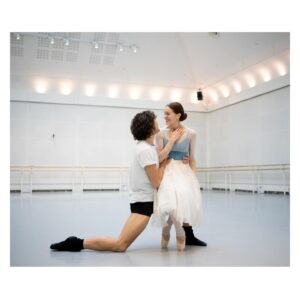 Marianela Núñez Instagram - When you are having the most magical time working on one of the most special roles with a beautiful partenaire and your wonderful coach of many years ✨😌🙏🏻
Thank you @dancersdiary for capturing these moments x