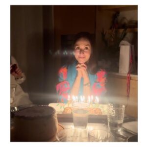 Marianela Núñez Instagram - Celebrando otro año más de vida con gente querida…
Hubo muchas empanadas,tartas,dulce de leche y hasta hubo 3 ESTRELLAS ⭐️⭐️⭐️ 🇦🇷
Muchas risas y mucho amor! 
Gracias @saraleonorstudio por abrirnos tu casa para celebrar mi cumple. Tu generosidad es de otro planeta ❤️
Gracias a los cocineros @aja.andro @sabpisacco @fannyboselli 
Y gracias al resto del grupo por estar presente! A mi familia por supuesto que están  presentes aún estando lejos y a todos uds por cada uno de sus mensajes
Mi celu explotó de tanto amor ayer!
Los quiero y brindo por otro año más de vida y por todos ustedes xxxx

Mi outfit the @nrbyclothing WOW WOW WOW thank you x