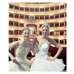 Marianela Núñez Instagram - Amiga ✨😌🤍 @mariacelestelosa 
Que teatro maravilloso @teatroallascala 😍