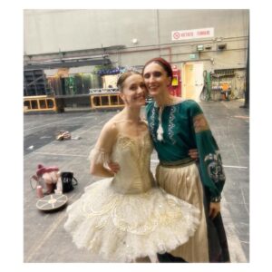 Marianela Núñez Instagram - A little message for @cignol77 🤍 as it really touched me to see you getting so emotional on Friday….and also the build up since last time I saw you last year when you knew this moment was coming.

Dear Luana,even though I don’t know you very well  I have always  been touched by your love,professionalism and respect for our art form since my first guesting with @teatroallascala
Seeing you working in class and rehearsal was always lovely….your commitment and presence was so beautiful to witness and then all this would multiply when i would catch a glimpse of you on stage…
There were moments while i was dancing the Gremin Pas de Deux or moments in Giselle that my eye will go to you….always so present in the moment…it was so clear to see how much you loved being there,your stage and your company.
Seeing you getting so emotional on Friday made me respect you even more…people like you are what theatres need…and i promise everything you gave all these years will always stay around in every corner of this magnificent Opera House
Brava Luana

And another brava to my dear friend @mariacelestelosa for her gorgeous Odette…I am so proud of you!

Las tres somos argentinas 🩵🤍🩵 me salió un momento de #orgullonacional 🤍🙏🏻