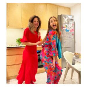 Marianela Núñez Instagram - Celebrando otro año más de vida con gente querida…
Hubo muchas empanadas,tartas,dulce de leche y hasta hubo 3 ESTRELLAS ⭐️⭐️⭐️ 🇦🇷
Muchas risas y mucho amor! 
Gracias @saraleonorstudio por abrirnos tu casa para celebrar mi cumple. Tu generosidad es de otro planeta ❤️
Gracias a los cocineros @aja.andro @sabpisacco @fannyboselli 
Y gracias al resto del grupo por estar presente! A mi familia por supuesto que están  presentes aún estando lejos y a todos uds por cada uno de sus mensajes
Mi celu explotó de tanto amor ayer!
Los quiero y brindo por otro año más de vida y por todos ustedes xxxx

Mi outfit the @nrbyclothing WOW WOW WOW thank you x