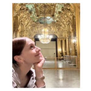 Marianela Núñez Instagram - Un verdadero templo del arte…. De la Danza! 
En cada rincón de este teatro y con cada persona que voy conociendo me encuentro y conecto con:
Belleza,tradición,,historia,magia,mística y mucho más ✨
@operadeparis que honor poder vivir y respirar todo esto…me guardo todo en el corazón para siempre ❤️