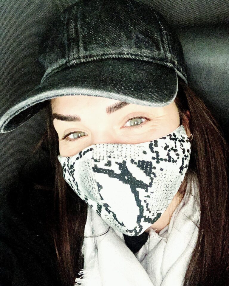 Marie Avgeropoulos Instagram - Before it was the pearly whites , now it’s the eyes 👀..... but it doesn’t kill ya to smizeeeee ! 😏 #maskup #smile #masksarethenewsexy