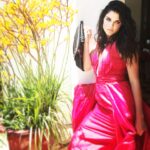 Marie Avgeropoulos Instagram - The moment I realized someone took off with my snacks ... and it’s challenging to do a high speed chase in a gown #🤔 #houstonwehaveaproblem