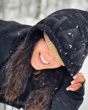 Marie Avgeropoulos Instagram - All wrapped up in my new @wearechangeofheart hoody!
Congrats @olivertrevena @jay_baer & @joeferraro7 on an incredible new brand that is also helping others! 
They believe in connecting with and contributing to urban communities with genuine grassroots work, the true heart of change.