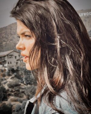 Marie Avgeropoulos Instagram - Honey I’m homeeeeee 
.
.
.
.
.
.
💄@novakaplan 💁🏻‍♀️ @jennlagron 📸 @jamiezekofsky