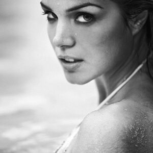 Marie Avgeropoulos Instagram - Even a blind squirrel finds a nut every once and a while that can sink or swim 😎