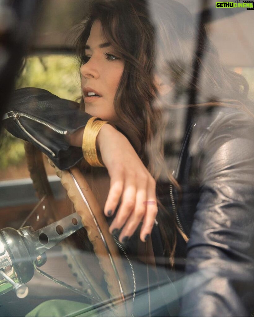Marie Avgeropoulos Instagram - #TBT to all kinds of things , especially good hair days. Oh, and 1968 Ford Broncos. . . . . . 📸@shannafisher Hair & Bronco by: @michaelduenas Makeup: @alishahairmakeup #fordbronco