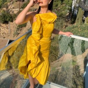Marie Avgeropoulos Instagram - Crushing the 2021 diet like #🍕 @raisavanessa
@jimmychoo
@hsternofficial
@creightonbowman
@themakeuppappi
@monicarosestyle
@peopleschoiceawards