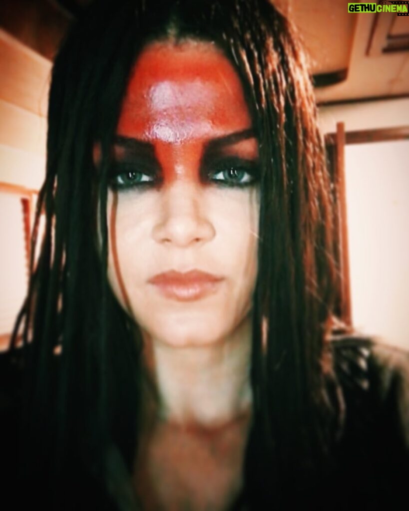 Marie Avgeropoulos Instagram - I like playing a villain . Her smile is never quite right . The more successful the villain , the more successful the picture . #the100 #season5 #throwback #storyteller #bloodreina #villian #good #bad 🖤@mupbycory