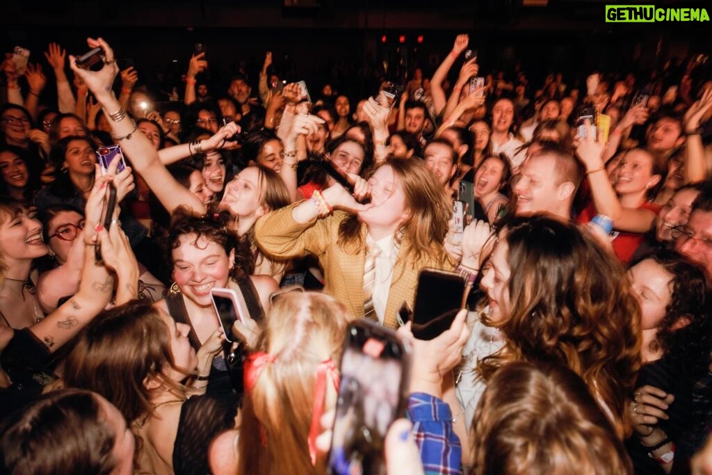 Marie Ulven Ringheim Instagram - boston you had me running a fucking marathon last night😭❤️ we just kicked off the tour and it was honestly a dream come true!!!! forever grateful i get to do this!! philly next 👩‍❤️‍💋‍👩 📸 @isakuzumaki 🌟 @goldengoose