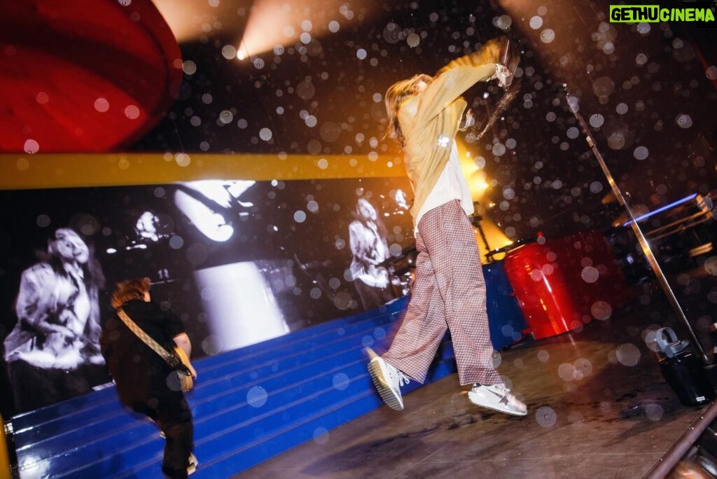 Marie Ulven Ringheim Instagram - boston you had me running a fucking marathon last night😭❤️ we just kicked off the tour and it was honestly a dream come true!!!! forever grateful i get to do this!! philly next 👩‍❤️‍💋‍👩 📸 @isakuzumaki 🌟 @goldengoose