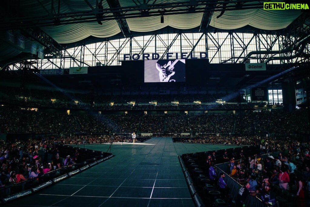 Marie Ulven Ringheim Instagram - detroit was amazing last night❣️ i’m beyond grateful and happy to be on the eras tour. playing ford field again tonight!!🥹😭