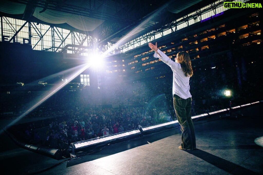 Marie Ulven Ringheim Instagram - detroit was amazing last night❣️ i’m beyond grateful and happy to be on the eras tour. playing ford field again tonight!!🥹😭