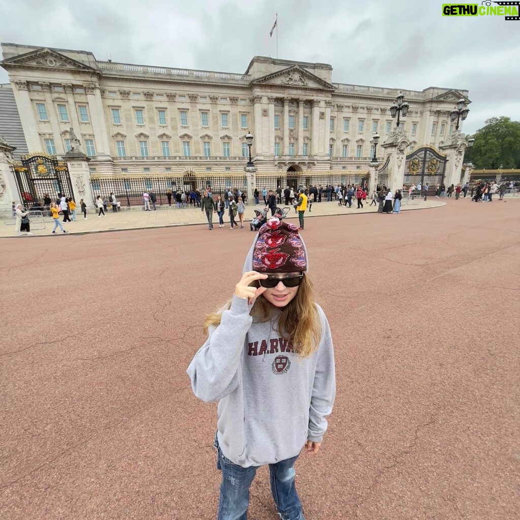Marie Ulven Ringheim Instagram - I’M PLAYING A FREE SHOW IN LONDON ON FRIDAY🚨come meet me on thursday in Boxpark Shoreditch at 2PM to get your free ticket. picture by google streetview
