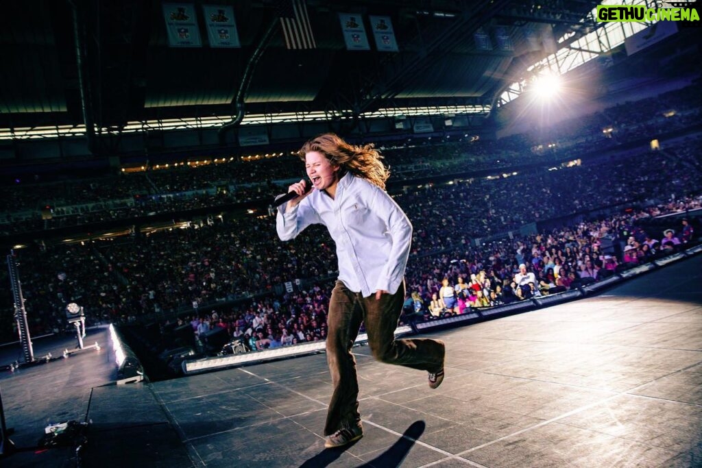 Marie Ulven Ringheim Instagram - detroit was amazing last night❣️ i’m beyond grateful and happy to be on the eras tour. playing ford field again tonight!!🥹😭