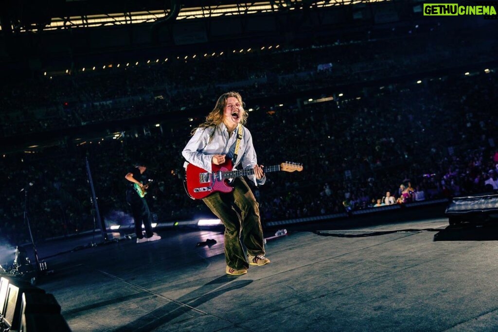 Marie Ulven Ringheim Instagram - detroit was amazing last night❣️ i’m beyond grateful and happy to be on the eras tour. playing ford field again tonight!!🥹😭