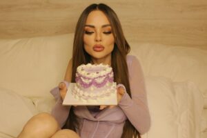 Mariluz Bermúdez Instagram - Feliz cumpleaños a miiii!!!🫶🏻💐💝🎈🎂🙏🏼GRATITUD es la palabra que define este día! Mucho que agradecer!! Gracias a todos lo que se toman el tiempo de dejar un lindo comentario!! Gracias a Dios por una vida maravillosa!!