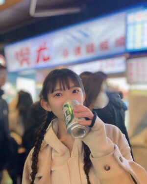 Marina Nagasawa Instagram - とにかく食べて飲んだ夜市🇹🇼
締めのラーメンまで完璧だった🍜
めちゃくちゃ楽しかったなぁ
またみんなで行きたい🥰🥰

ストゼロ辞めているけど旅行はOKのマイルール🙆‍♀️笑

#士林夜市
#台湾
#我愛台灣 
#我愛妳