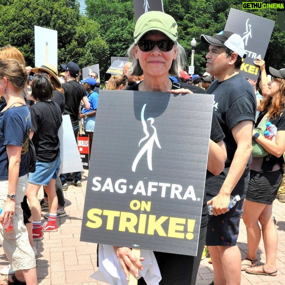 Marina Squerciati Instagram - Amy Morton showing up for team Chicago! #sagaftra #sagaftramember #sagaftrastrong #sagaftrastrike #chicagorepresenting #amymorton If you'd like to know more about why actors are striking, the podcast in my bio is a excellent way to find out more about it.