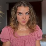 Marina Yers Instagram - La envidia o los celos son la mejor inspiración para uno avanzar y conseguir lo que su alma anhela. Tu yo superior te está pidiendo eso que envidias, pues no te queda más remedio que encontrar la manera de conseguirlo. La envidia debería ser producto de una mayor inspiración por lo tanto mayor compromiso de trabajo por tu parte. #envidia #celos #envidiaycelos #desarrollopersonal #desarrolloespiritual #tenerenvidia