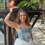 Marina Yers Instagram - Cuando tenía 8 meses de vida tuve cáncer de riñones, más conocido como Tumor de Willis. Quienes realmente lo pasaron mal fueron mis padres, al ver que podían perder a su niña recién nacida para siempre. Gracias a Dios eso no ocurrió así y sigo viva para poder transmitir mi mensaje: Vive, disfruta, ama, ríe, llora…. NUNCA sabes cuándo será el último día 🫠 Da las gracias por todo lo que tienes y siempre ve a por más, con la mejor de las actitudes, sin pisar a nadie y yendo a lo tuyo. La vida es solo una, deja de desperdiciarla y céntrate en vivir. #cancer #supervivientedecancer #enseñanza #desarrollopersonal #desarrolloespiritual
