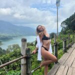 Marina Yers Instagram - Desde que vine a Bali soy OTRA persona. Quien me diría a mi que sería tan feliz viviendo aquí, conocería tanta gente guay ☺️ y viviría todas estas experiencias. Y ya lo más de lo más ➕ Estando aquí he dejado tabaco, alcohol, porros y cualquier tipo de vicio. Soy una chica sana que está alineada con Dios y el propósito que tengo en esta vida. Solo deseo que algún día seáis tan felices como lo soy yo aquí. Que por cierto, me quedo a vivir mínimo 2 años. Adiós 🇪🇸 Hola 🇮🇩 #balilife #livinginbali #livinginbalance #newlifestyle