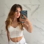 Marina Yers Instagram - ¿Que piensas hacer en Año Nuevo? ¿Algo diferente a lo que llevas haciendo año tras año? Emborrachándote, drogándote y celebrando un día que es SIN MÁS porque tampoco has hecho nada increíble durante este año como para celebrarlo… Piénsalo, pensar no es difícil, de verdad. Yo lo máximo que haré será dar de comer a un gato que recogí de la calle, grabar un vídeo para YouTube reflexionando sobre donde pasé mis Años Nuevos anteriores y poco más. No tengo nada que celebrar, no soy la persona que admiro y respeto todavía. Y aunque lo fuera lo último que haría sería ir a celebrarlo con una copa
