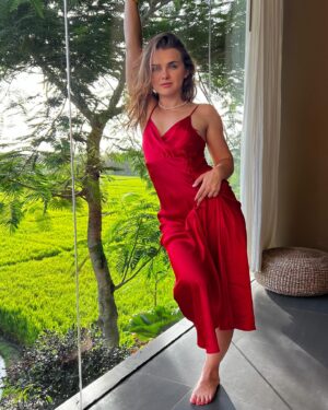 Marina Yers Instagram - 2024 Vs 2019 

1️⃣ 2024. En mi nuevo piso en Bali, disfrutando de las vistas de mi habitación 😍🌱

2️⃣ 2019. Fumando un porro en Los Angeles, más grande que mi cabeza 😅

3️⃣ 2024. @whysneakss mi Sonia en el acompañamiento de 90 días conmigo, ya va por el 34 día limpia y me manda mensajes siempre agradeciéndome todo lo que hago por ella día a día. Mi empresaria favorita ❤️

4️⃣ 2019. En Ibiza hasta el culo haciendo lo que mejor se me daba: mover el culo. 

5️⃣ 2024. Comida sana, barata y buena todos los días en Bali. Esta es una foto de mi desayuno, que encima me parece una pasada porque yo no como cerdo y ellos tienen cecina (jamon que no proviene del cerdo) 

6️⃣2019. Más bromas y apología a las dr*gas 

7️⃣2024. En el gimnasio poniéndome como una bestia, cada día más lista, más guapa y más deportista ☺️

He dado un cambio de 180 grados. Y estoy orgullosisima de mi misma. NADA ni NADIE me va a parar. Este año va a ser mi p*to año y lo vais a ver todos 💪🏼 

#concienciaplena #cambiodehábitos #cambiodevidatotal #sanar #sanarelalma #desarrollopersonal #desarrolloespiritual