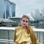 Marina Yers Instagram - SINGAPUR 🇸🇬 Fotos guapísima retocada con Face App VS la realidad 😏 Sea como sea, amo mi trabajo porque puedo hacerlo desde cualquier lugar del mundo. VIVA EL MARKETING DIGITAL. #singapur #vamosparasingapur #marketingdigital