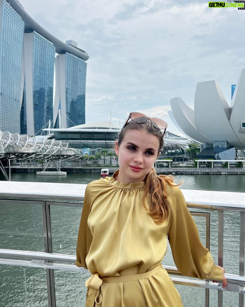 Marina Yers Instagram - SINGAPUR 🇸🇬 Fotos guapísima retocada con Face App VS la realidad 😏 Sea como sea, amo mi trabajo porque puedo hacerlo desde cualquier lugar del mundo. VIVA EL MARKETING DIGITAL. #singapur #vamosparasingapur #marketingdigital