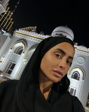 Marine El Himer Instagram - Que ce Ramadan soit celui qui guérira nos cœurs et nos âmes, 
Amin.

A tous ceux qui souffrent en silence mais par dignité montrent un visage joyeux...
Qu’Allah vous ouvrent les portes du bonheur 🤲🏽✨

#ramadan #2024