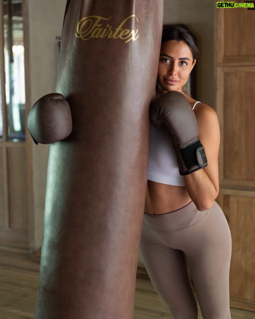 Marine El Himer Instagram - Event thought summer is over, there is no season for discipline. In sports, as soon as you stop, you regress ! Here the link regarding my fitness routine 🥊 👉🏽 jumellelhimer.com 📷 @sarahbakkas •collaborationcommerciale #photooftheday #fit