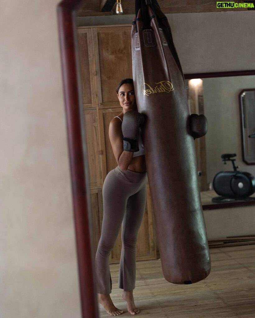 Marine El Himer Instagram - Event thought summer is over, there is no season for discipline. In sports, as soon as you stop, you regress ! Here the link regarding my fitness routine 🥊 👉🏽 jumellelhimer.com 📷 @sarahbakkas •collaborationcommerciale #photooftheday #fit
