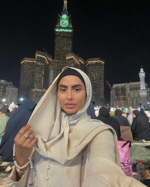 Marine El Himer Instagram - Que ce jour d'Eid soit rempli de joie, de paix et de bénédictions pour vous et vos proches. Que vos prières soient exaucées et que vos cœurs soient comblés de bonheur. 
Eid Adha Mubarak ! 🌙✨

#tbt #eidmubarak