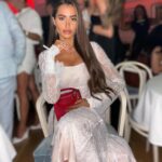 Marine El Himer Instagram - Je revois la ville en fête et en délire Suffoquant sous le soleil et sous la joie Et j’entends dans la musique les cris, les rires Qui éclatent et rebondissent autour de moi Et perdue parmi ces gens qui me bousculent Étourdie, désemparée, je reste là Quand soudain, je me retourne, il se recule Et la foule vient me jeter entre ses bras Emportés par la foule qui nous traîne Nous entraîne, écrasés l’un contre l’autre 🎶 💃🏽 #photooftheday #night #love