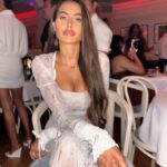 Marine El Himer Instagram - Je revois la ville en fête et en délire Suffoquant sous le soleil et sous la joie Et j’entends dans la musique les cris, les rires Qui éclatent et rebondissent autour de moi Et perdue parmi ces gens qui me bousculent Étourdie, désemparée, je reste là Quand soudain, je me retourne, il se recule Et la foule vient me jeter entre ses bras Emportés par la foule qui nous traîne Nous entraîne, écrasés l’un contre l’autre 🎶 💃🏽 #photooftheday #night #love